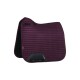 Ein burgunderfarbener Pferdesattelunterlage mit einer gesteppten Textur und einem schwarzen Lederbesatz, mit dem LeMieux-Logo.