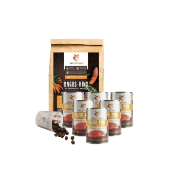 Wildfang Angus Rind Hundefutterbeutel mit Karotten und sechs Dosen Wildfang Rind Pur Nassfutter, etwas Trockenfutter verschüttet.