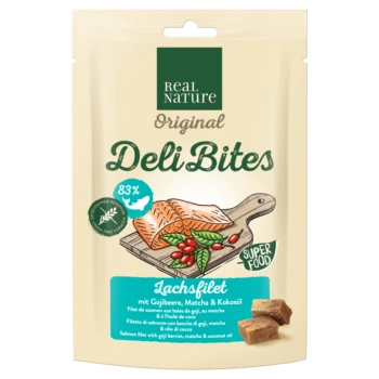 Die Verpackung von Real Nature Deli Bites zeigt Lachsfilet mit Goji-Beeren, Matcha und Kokosöl und hebt '83%', 'Super Food' und 'Lachsfilet' hervor.