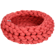 Un lit pour animaux de compagnie rond et confortable en tissu épais et tressé de couleur corail vif, avec une petite étiquette portant le nom de la marque.
