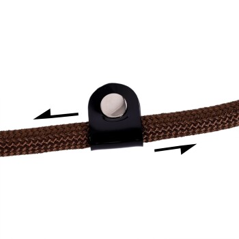 Nahaufnahme einer braunen geflochtenen Hundeleine mit einem schwarzen Verschluss, die die Textur und Designdetails zeigt.