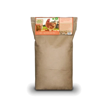 Braune Papiertüte mit biologischem Hühnerfutter, gekennzeichnet mit "Bio-Hennen Korn", mit einer Grafik einer Henne und Nährwertinformationen.