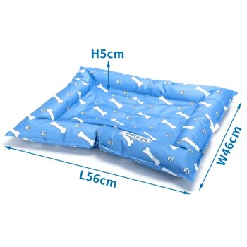 Blaues Haustierbett mit weißen Knochen- und Pfotenabdruckmustern, mit einer Länge von 56 cm, einer Breite von 46 cm und einer Höhe von 5 cm.