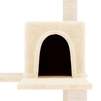 Cremefarbener Katzenbaum mit einem gemütlichen, höhlenartigen Versteck und einem Kratzbaum an der Seite.