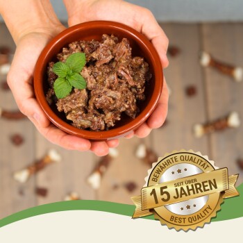 Zwei bunte Schalen mit Tierfutter, eine gelbe und eine grüne, mit dem Text "100% Fleisch" und "100% natürlich."