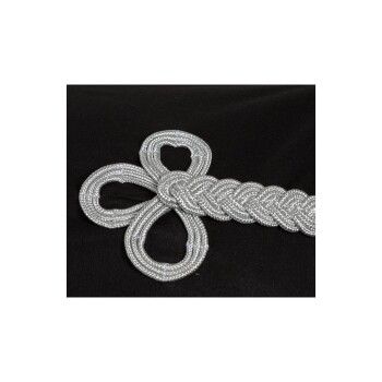 Silberne geflochtene Haustierleine mit dekorativen Schlaufen, vor einem schwarzen Hintergrund.