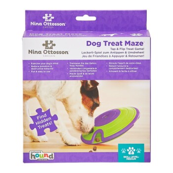 Hunde-Leckerli-Maze von Nina Ottosson, mit einem Hund, der das Spielzeug schnüffelt, mit Text, der die Vorteile und Anweisungen in mehreren Sprachen hervorhebt.