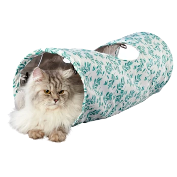 Un chat persan argenté duveteux se prélasse à l'intérieur d'un tunnel pour chat à motif floral avec des feuilles vertes sur un fond blanc.