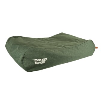Grünes Hundebett mit dem Text "the Doggy Bagg" auf der Seite gestickt, mit einem weichen, rechteckigen Design.