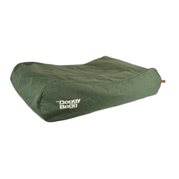 Grünes Hundebett mit dem Text "the Doggy Bagg" auf der Seite gestickt, mit einem weichen, rechteckigen Design.