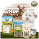 Ein weißer Pudel sitzt neben BELLEFOR Haustierfutterprodukten, mit einer Windmühle und einer ländlichen Illustration im Hintergrund.