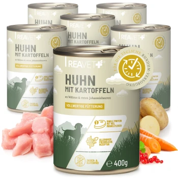Dosen von REAVET+ Hundefutter, beschriftet mit "Huhn mit Naturreis," das Huhn, Karotten und rote Johannisbeeren enthält, mit Nährwertangaben und Allergenen.