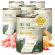 Dosen von REAVET+ Hundefutter, beschriftet mit "Huhn mit Naturreis," das Huhn, Karotten und rote Johannisbeeren enthält, mit Nährwertangaben und Allergenen.