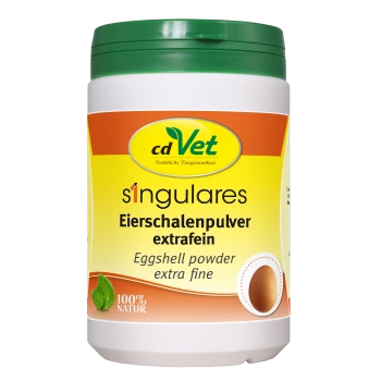 Behälter mit cdVet Eierschalenpulver, beschriftet mit "Eierschalenpulver extrafein," mit einem grünen Deckel und dem Anspruch 100% natürlich.