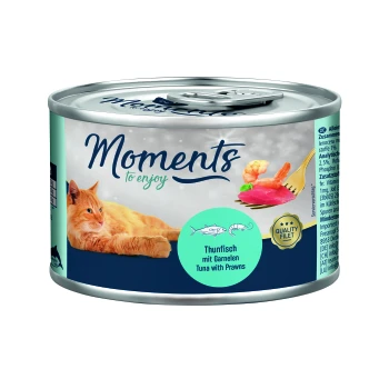 Adult Tuńczyk z krewetkami 6x140 g Puszka karmy dla kota oznaczona "Moments to enjoy", z pomarańczowym kotem wylegującym się obok grafiki tuńczyka i krewetek.