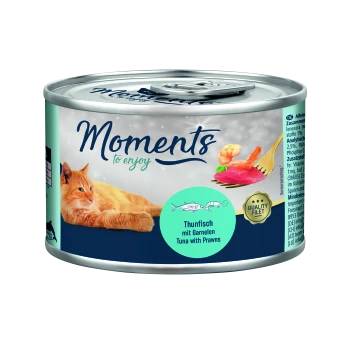 Puszka karmy dla kota oznaczona "Moments to enjoy", z pomarańczowym kotem wylegującym się obok grafiki tuńczyka i krewetek.