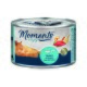Eine Dose Katzenfutter mit der Aufschrift "Momente zum Genießen", mit einer orangefarbenen Katze, die neben einer Grafik von Thunfisch und Garnelen entspannt.