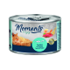 Une boîte de nourriture pour chat étiquetée "Moments à savourer," avec un chat orange se prélassant à côté d'un graphique de thon et de crevettes.
