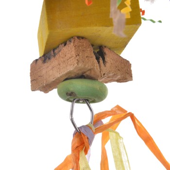 Buntes Vogelspeilzeug mit Holzblöcken, einer grünen Holzperle und lebhaften Papierstreifen, die von einem Metallclip hängen.