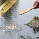Eine Hand, die hochwertiges Fischfutter aus einer Holzschaufel in einen Teich gießt und Wellen im Wasser erzeugt.