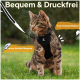 Eine getigerte Katze in einem schwarzen Geschirr steht auf Gras, mit Text: 'Bequem & Druckfrei', 'freie Schulterblätter', 'extra leichtes Neopren.'