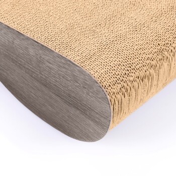 Eine Nahaufnahme eines modernen Katzenkratzbaums mit einer strukturierten beigen Kratzfläche und einem eleganten grauen Sockel.