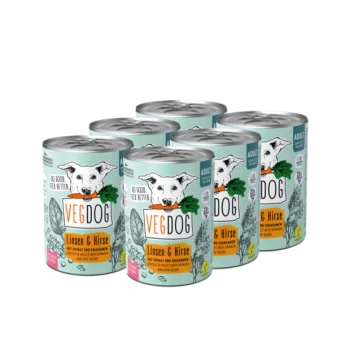 Sechs Dosen Vegdog Hundefutter mit einer Abbildung eines weißen Hundes, gekennzeichnet "Linsen & Hirse" mit einem grünen und orangefarbenen Design.