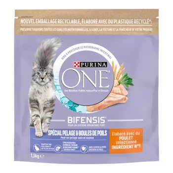 Sac violet Purina ONE Bifensis avec chat gris à poil long, poulet et étiquette «Spécial pelage & boules de poils».