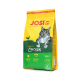 Katzenfutterbeutel mit einer grauen Katze auf einem gelb-grünen Hintergrund, beschriftet mit "JOSI CAT Crunchy Chicken", 1,9 kg, 78% tierisches Protein.