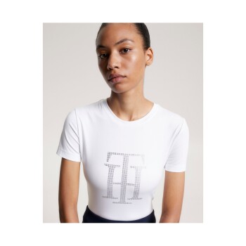 Ein Modell, das ein enges weißes T-Shirt mit einem funkelnden Strasslogo auf der Vorderseite trägt, das ein stilvolles und modernes Design zeigt.