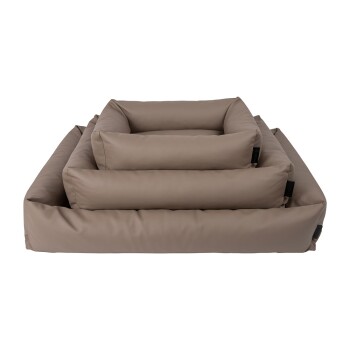 Drei gestapelte Haustierbetten in einer weichen beigen Farbe, mit plüschigen, gepolsterten Seiten für Komfort.