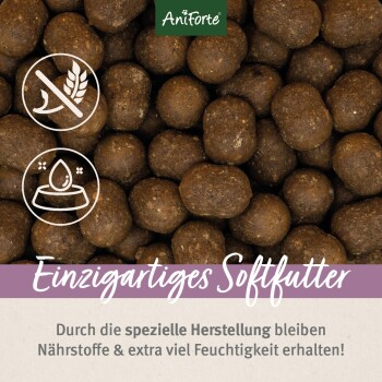 AniForte weiches Tierfutter, mit runden braunen Kroketten, wobei der Text den speziellen Herstellungsprozess hervorhebt, der Nährstoffe und Feuchtigkeit erhält.