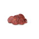 Ein Haufen runder, rötlich-brauner Haustierleckerlis, die kleinen, dicken Scheiben ähneln, auf einem weißen Hintergrund.