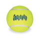 Leuchtend gelber, tennisartiger Hundespielball mit weißen Nähten und blauem 'SQUEAKAIR'-Logo.