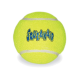 Balle de chien style tennis jaune vif avec coutures blanches et logo « SQUEAKAIR » bleu.