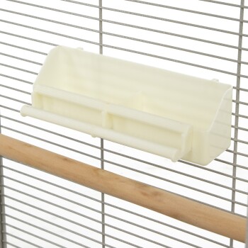 Weißer Kunststofffütterer, der an einem Vogelkäfig befestigt ist, mit zwei Fächern und einer Holzstange darunter.