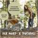 Eine Frau spielt im Wald mit zwei Hunden und einem Spielball, mit Text über den hohen Sprung und ideal zum Werfen.