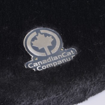 Logo der Canadian Cat Company auf einem weichen schwarzen Haustierbett, mit einem Ahornblatt-Design.