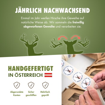 Bild zeigt den Text 'JÄHRLICH NACHWACHSEND' und 'HANDGEFERTIGT IN ÖSTERREICH' (österreichische Flagge) mit Händen, die runde Aufkleber mit Hirsch-Logo anbringen.
