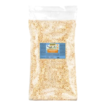 Eine durchsichtige Plastiktüte, gefüllt mit hellen Erdnussgranulaten, beschriftet mit "MultiFit Erdnussbruch" in einem blauen und orangefarbenen Design, 25 kg.
