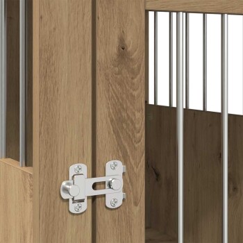 Holztür der Haustierbox mit Metallverschluss und vertikalen Metallstäben, entworfen für sichere Haustierhaltung.