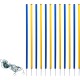 Ein Set aus zehn bunten Hundetrainingstöcken in abwechselndem Blau und Gelb, mit einem Bündel grüner Schnur und Metallclips auf der linken Seite.