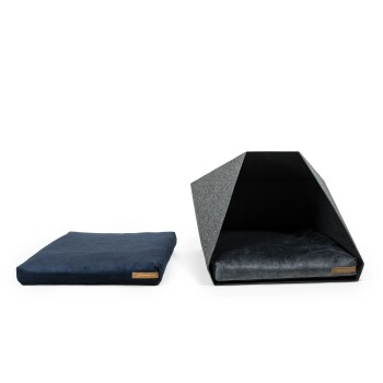 Ein stilvolles Haustierbett-Set mit einem dunkelgrauen dreieckigen Unterschlupf und einem weichen grauen Kissen innen, neben einem flachen navyblauen Kissen.