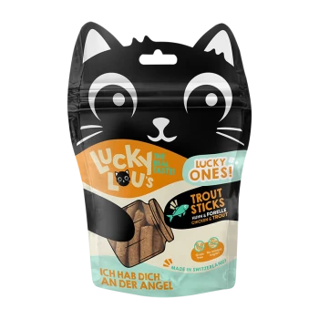 Czarna opakowanie w kształcie kota dla "Lucky Lou's Trout Sticks," oznaczone "THE REAL TASTE!" i "LUCKY ONES!" z składnikami z kurczaka i pstrąga.