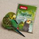 Grüner Wellensittich putzt sich im Sand neben einer PANTO-'Vogelsand'-Tüte mit der Aufschrift 'Mit Anis und Kalkgrit' und 'Gute Saugfähigkeit'.