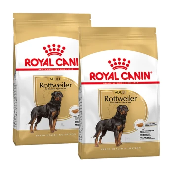 Zwei Säcke Royal Canin Adult Rottweiler Hundefutter, mit einem Rottweiler-Bild, mit Text, der die rassespezifische Ernährung hervorhebt.