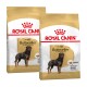 Zwei Säcke Royal Canin Adult Rottweiler Hundefutter, mit einem Rottweiler-Bild, mit Text, der die rassespezifische Ernährung hervorhebt.