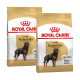 Zwei Säcke Royal Canin Adult Rottweiler Hundefutter, mit einem Rottweiler-Bild, mit Text, der die rassespezifische Ernährung hervorhebt.