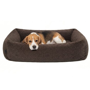 Braunes plüschiges Haustierbett mit erhöhten Rändern, entworfen für Komfort und Unterstützung, vor einem weißen Hintergrund.