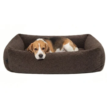 Braunes plüschiges Haustierbett mit erhöhten Rändern, entworfen für Komfort und Unterstützung, vor einem weißen Hintergrund.